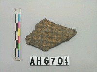 藏品(灰黑色粗砂陶片)的圖片